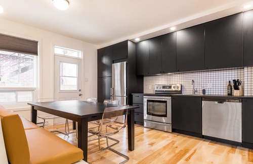 Hochelaga Apartment | Strawberry Stays! Secret to sweet dreams!