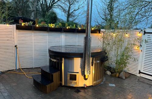 Chwilog Ski Chalet | Caban Y Tan Ffawydd Luxury couples retreat with private Wood Fired Hot Tub