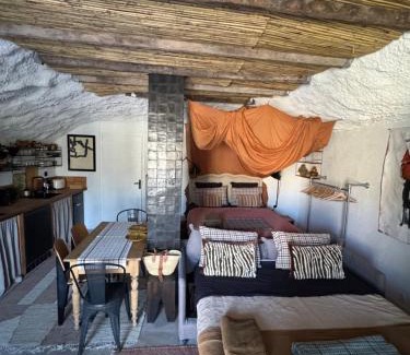 Cadenet House | CaBaNa 52 La Suite troglodyte Proche Lourmarin