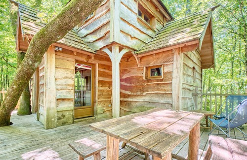 Monsac Cabin | Cabane Amicie in the Trees – Retreat in Nature with Shared Heated Indoor Pool