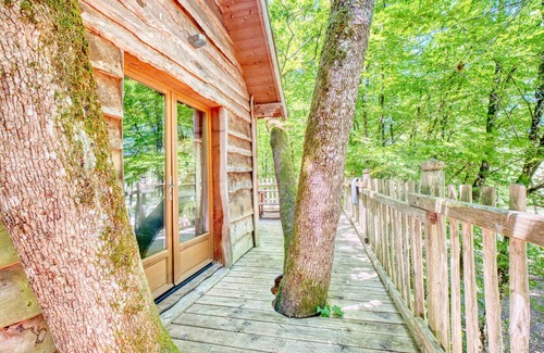 Monsac Cabin | Cabane Amicie in the Trees – Retreat in Nature with Shared Heated Indoor Pool