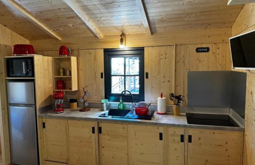 Clermont-l'Herault Ski Chalet | Cabane en bois pour 5 personnes avec espace extérieur privatif et climatisation