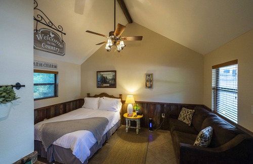 Waco Cabin | Cabin 1 Rental 15 minutes from Magnolia and Baylor