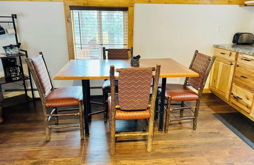 Estes Park Cabin | Cabin 10- King Cabin, Mins to RMNP!