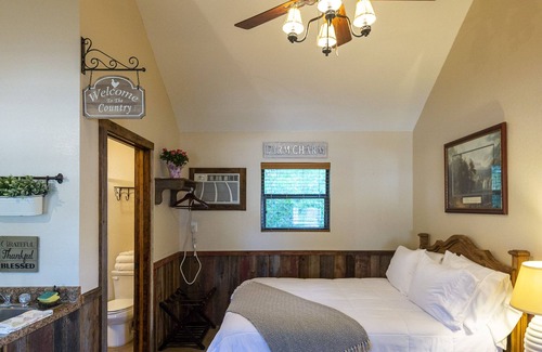 Waco Cabin | Cabin 3 Rental 15 minutes from Magnolia and Baylor