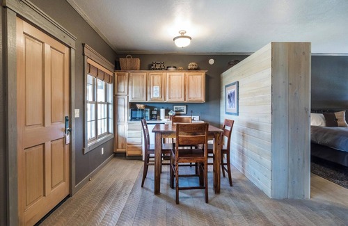 Almo Cabin | Cabin 8 at the Charming Rustic Almo Inn near City of Rocks and Castle Rock Park