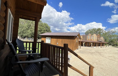 Almo Cabin | Cabin 8 at the Charming Rustic Almo Inn near City of Rocks and Castle Rock Park