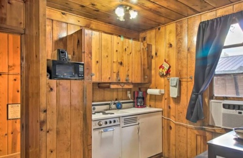 Pinetop-Lakeside Cabin | Cabin 9 with Hot Tub & Queen Bed