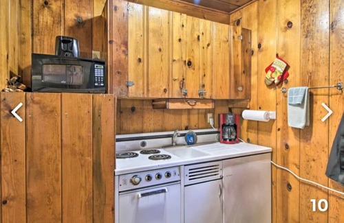 Pinetop-Lakeside Cabin | Cabin 9 with Hot Tub & Queen Bed