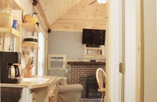 Glouster Cabin | Cabin close to Burr Oak State Park & Wayne National Forest