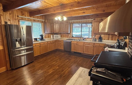 Williams Cabin | Cabin Escape surrounded by ponderosa pine trees and beautiful mountains.