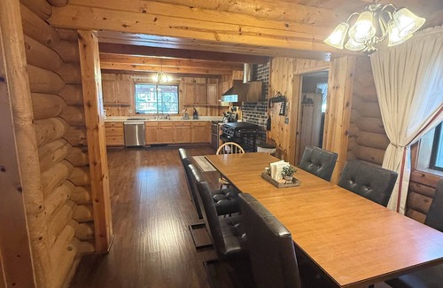 Williams Cabin | Cabin Escape surrounded by ponderosa pine trees and beautiful mountains.