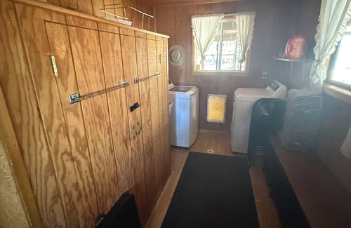 Williams Cabin | Cabin Escape surrounded by ponderosa pine trees and beautiful mountains.