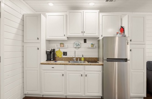 Big Bee Creek Cabin | Cabin in Hill Country 1 bed, 1 bath w/hot tub, gym, sauna, & cold plunge