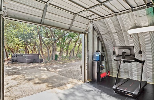 Big Bee Creek Cabin | Cabin in Hill Country 1 bed, 1 bath w/hot tub, gym, sauna, & cold plunge