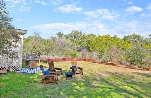 Big Bee Creek Cabin | Cabin in Hill Country 1 bed, 1 bath w/hot tub, gym, sauna, & cold plunge