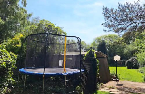 Charing House | CABIN in hosts huge garden CHILD FRIENDLY with Hens Cats firepit Marshmallows Pool