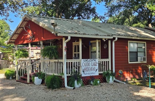 Karnack Cabin | Cabin like setting on secluded wooded property 5 minutes from Caddo Lake