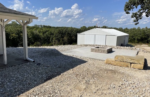 Lake Ozark House | Cabin location in the middle of town! 3 bed/1 bath