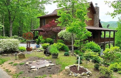 Deep Gap Cabin | Cabin log home w view, hot tub, game room. Community pool 4 bedroom Sleeps 10-12