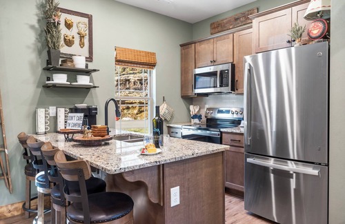 Branson Cabin | Cabin Near Table Rock Lake-Firepit-Pvt Hot Tub-Ultimate Community Amenity Experience-Free Tickets