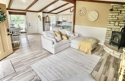 Fostoria Cabin | Cabin near Tuttle Creek Lake!