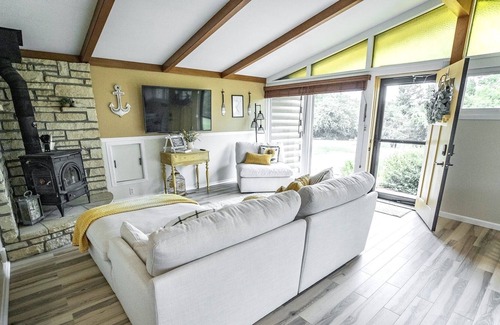 Fostoria Cabin | Cabin near Tuttle Creek Lake!