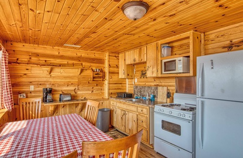 Gordon Cabin | Cabin on the Lake w/6-Beds - Open for Hunting/Rifle Season - Pets Ok