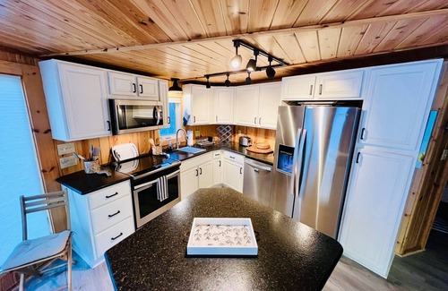 Boone Cottage | Cabin on the New River with large deck to enjoy!