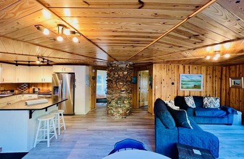Boone Cottage | Cabin on the New River with large deck to enjoy!