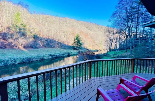 Boone Cottage | Cabin on the New River with large deck to enjoy!