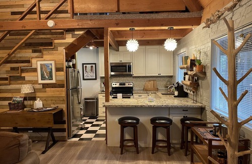 Dorrington Cabin | Cabin on the Roost~Pet friendly~A-frame cabin