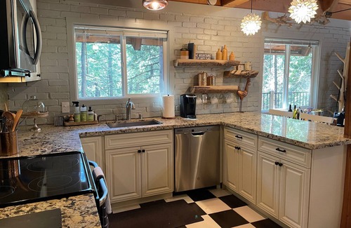 Dorrington Cabin | Cabin on the Roost~Pet friendly~A-frame cabin