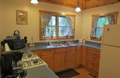 South Bloomingville Cabin | Cabin on wooded ridge, stair-free, 2 bedroom, child & pet friendly