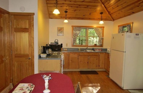 South Bloomingville Cabin | Cabin on wooded ridge, stair-free, 2 bedroom, child & pet friendly
