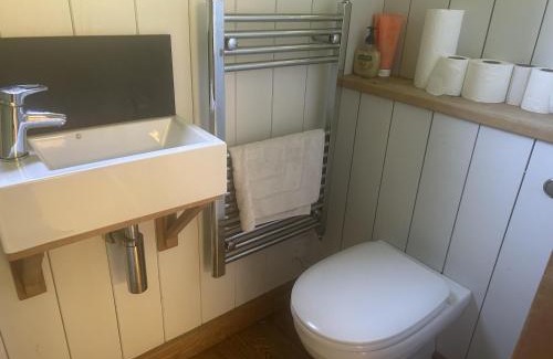 Bletchley House | Cabin Retreat in Bedford - Sleeps 2 & Free parking