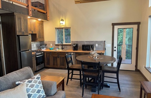 Clinton Cabin | Cabin Retreat: Mountain Views, Starlink Wi-Fi, Stargazing, Hiking, Adventures!