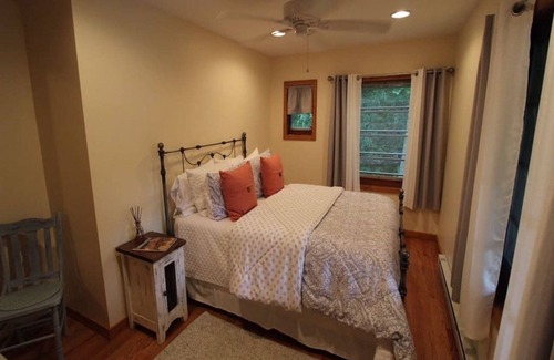 Hendersonville Cabin | Cabin: Updated Mountain Lakefront; Hiking, Canoeing, Fishing, For the whole family