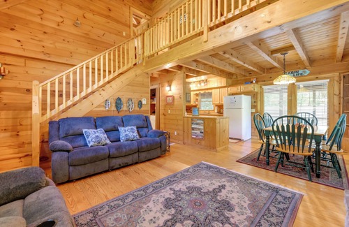 Hartford Cabin | Cabin w/Hot Tub + Fishing Pond in Del Rio!