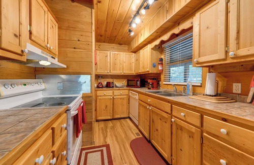 Hartford Cabin | Cabin w/Hot Tub + Fishing Pond in Del Rio!