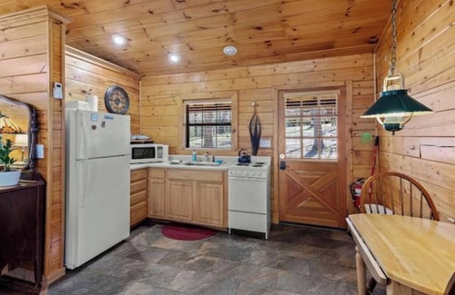Eureka Springs Cabin | Cabin w/Hot Tub WIFI 50" TV Wood Stove & Jacuzzi