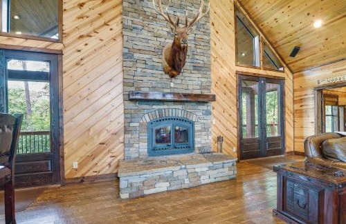 Broken Bow House | Cabin with Game Room and Hot Tub in Broken Bow!
