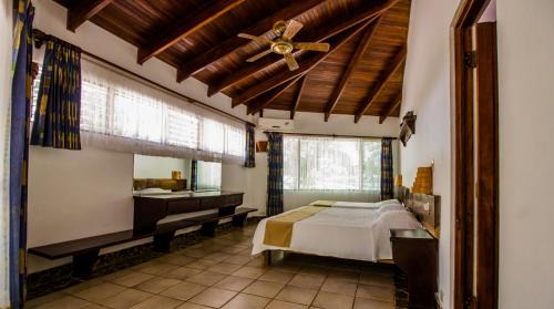 Avellanas Beach Hotel | Cabinas Las Olas