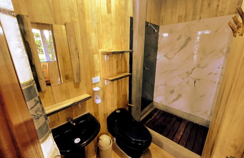 Iquitos Bed & Breakfast | Cabins and lake, abundant vegetation and wildlife in the heart of downtown Iquitos