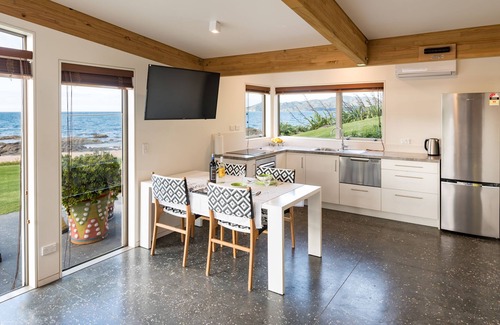 Cable Bay Apartment | Cable Bay Stays – Golden Sand and Driftwood Beachfront Accommodation