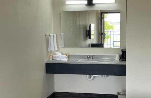 Mountain Grove Hotel | Cactus Inn & Suites