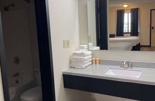 Mountain Grove Hotel | Cactus Inn & Suites