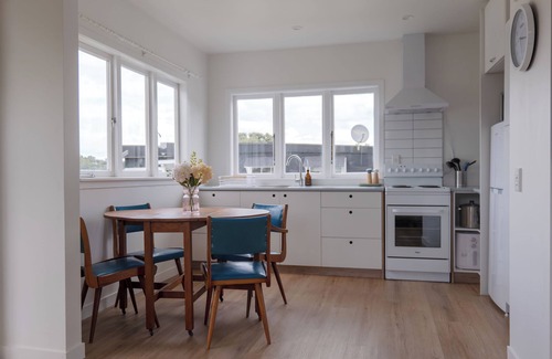 Oneroa Cottage | Caesars Cottage - 5 minutes walk from heart of Waiheke Island