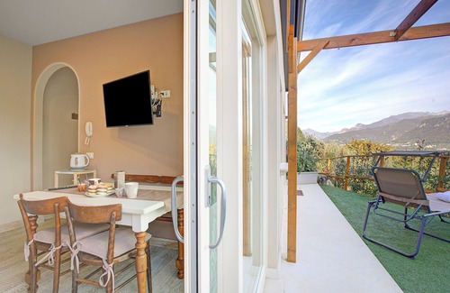 Cunettone-villa Apartment | Caffè Priscilla House parking & lakeview, Salò, Italy