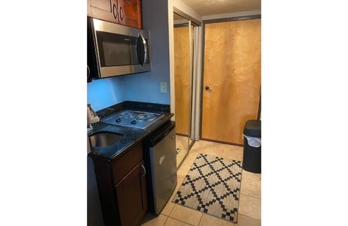 Cleveland Apartment | CAL KING BED, FREE PARKING PASS FOR 1 CAR, BY DOWNTOWN & CLINIC